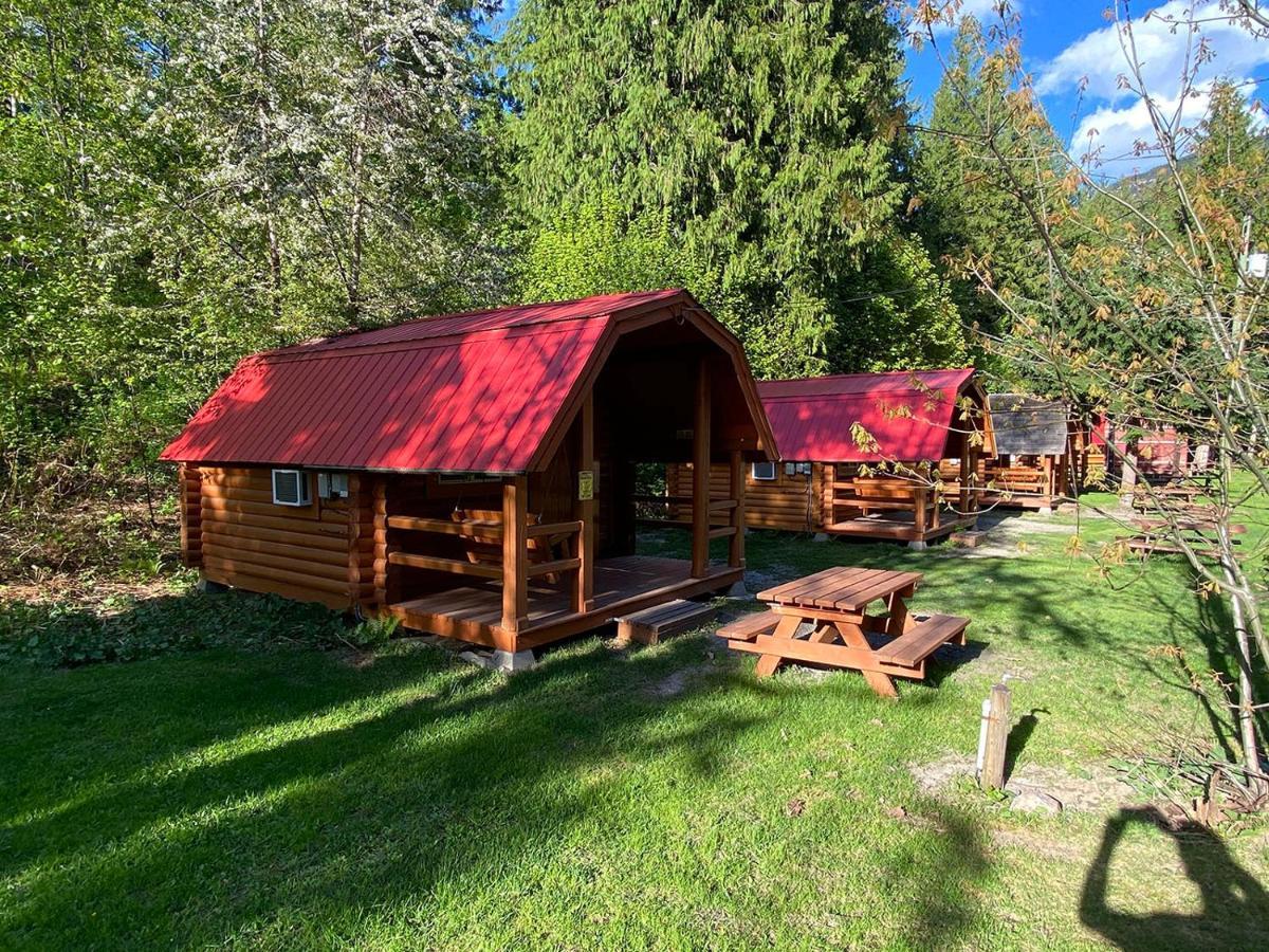 Revelstoke Rv & Cabin Resort Exteriör bild